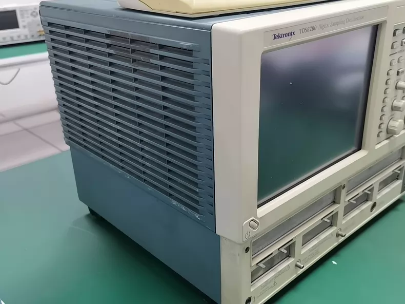泰克TDS8200示波器维修纪实：从疑难故障到精准修复，专业团队如何护航仪器稳定运行